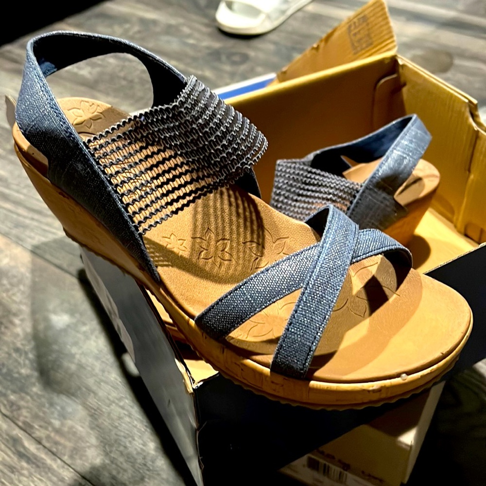 Blue wedge sandals sketchers size 9
